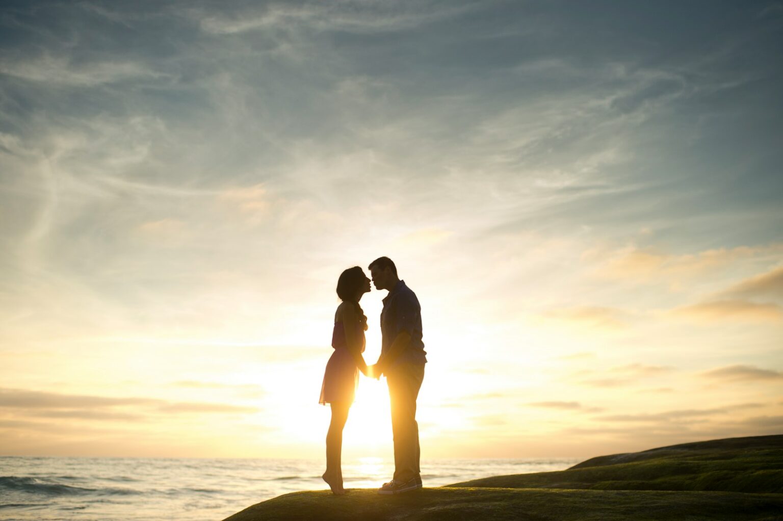 Why Do Men Pull Away When They Fall in Love? Psychology Behind the ...